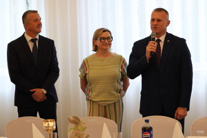 Komendant Wojewódzki Policji w Łodzi w trakcie przemowy.