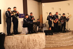 Nietatowa policyjna orkiestra w trakcie koncertu.