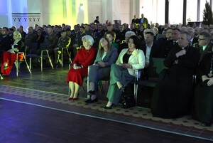 Na zdjęciu zaproszeni goście z Paniami Wojewodą i Marszałek w pierwszym rzędzie.
