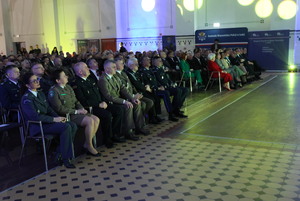 Zaproszeni goście na sali w trakcie uroczystości.