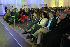 Zaproszeni goście siedzą w trakcie uroczystości.