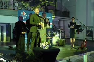 Przemawiają osoby duchowne.