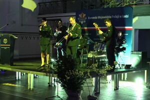 Nieetatowa orkiestra w trakcie koncertu.