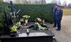 Podinspektor Robert Ludwikowski i młodszy inspektor Krzysztof Balcer oddają cześć zmarłemu.