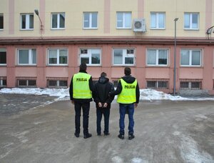 policjanci z zatrzymanym