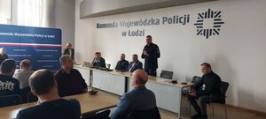 I Zastępca Komendanta Wojewódzkiego Policji w Łodzi przemawia podczas szkolenia.
