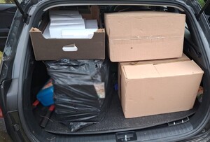 Kartonowe pudła w aucie.
