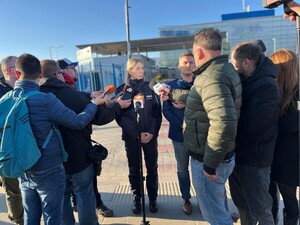 Rzecznicy rozmawiający z mediami.