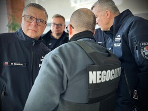 Komendanci i negocjator policyjny podczas działań.