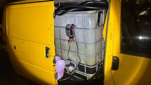 Samochód bus, a wewnątrz pojemnik typu mauzer.