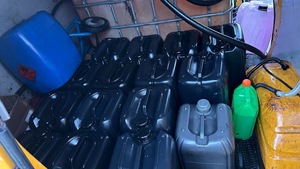 Pojemniki w których było paliwo.