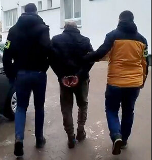 Policjanci z zatrzymanym mężczyzną