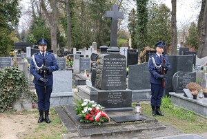Warta honorowa policjantów przy grobie.