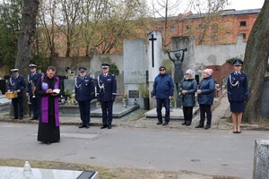 Goście w trakcie uroczystości na cmentarzu.