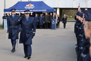 Komendant Wojewódzki Policji w Łodzi w trakcie uroczystości.