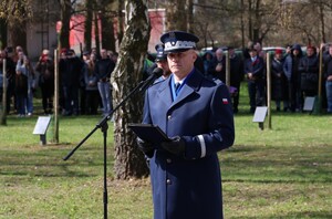 Komendant czyta rotę ślubowania.