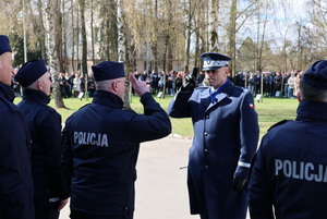 Komendant stoi przed młodymi policjantami.