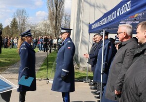 Komendant Wojewódzki Policji w Łodzi stoi przed Panią Zastępcą Komendanta Wojewódzkiego Policji w Łodzi.