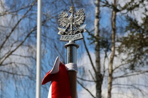 Rzeźba orła na sztandarze.