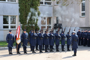 Policjanci w trakcie salwy honorowej.