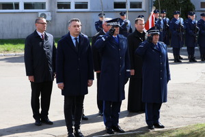 Zaproszeni goście w trakcie składania wieńca.