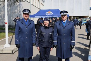 Wspólne zdjęcie policjantki i Komendantów.