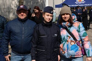 Policjant z członkami rodziny.