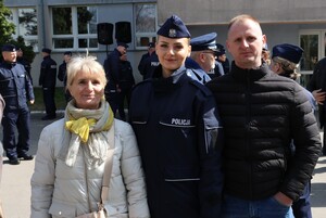 Policjant z członkami rodziny.