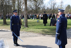 Komendant Wojewódzki Policji w Łodzi z dowódcą uroczystości.