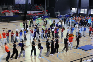 Młodzież w trakcie zabawy podczas konkursu.