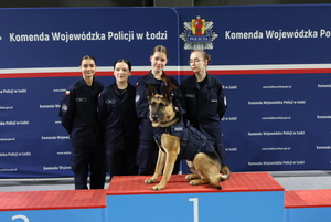 Policyjny pies i uczestnicy konkursu.