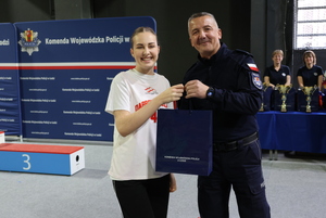 Zastępca Komendanta Wojewódzkiego Policji w Łodzi i laureatka zmagań konkursowych.
