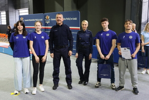 Umundurowani policjanci podczas wręczania laureatom konkursu nagród.