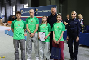 Umundurowani policjanci podczas wręczania laureatom konkursu nagród.