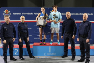 Umundurowani policjanci podczas wręczania laureatom konkursu nagród.