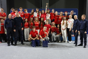 Umundurowani policjanci podczas wręczania laureatom konkursu nagród.