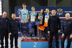 Umundurowani policjanci podczas wręczania laureatom konkursu nagród.