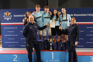 Umundurowani policjanci podczas wręczania laureatom konkursu nagród.