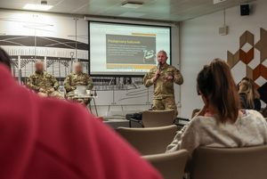 Dowódca Samodzielnego Pododdziału Kontrterrorystycznego Policji przemawia do zgromadzonych uczestników szkolenia.