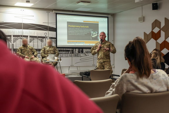 Dowódca Samodzielnego Pododdziału Kontrterrorystycznego Policji przemawia do zgromadzonych uczestników szkolenia.