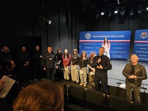 Przemawiający zaproszeni goście wraz z uczestnikami przed sceną.