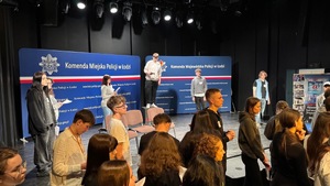 Uczestnicy wydarzenia stojący na scenie podczas próby.