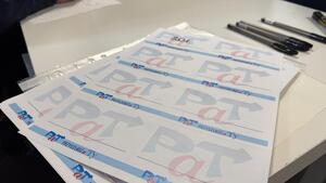 Materiały dotyczące wydarzenia leżące na stole.