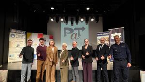 Zaproszeni goście ustawieni przed sceną.