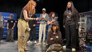 Uczestnicy wydarzenia na scenie podczas prób.