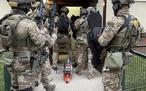Kontrterroryści idą do budynku.