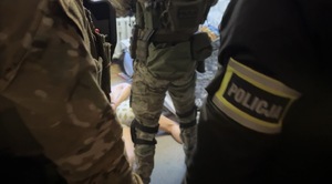 Policjanci na akcji, napis policja.