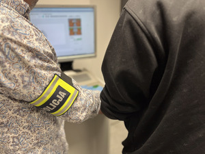 Policjant z napisem policja na rękawie obok zatrzymany.