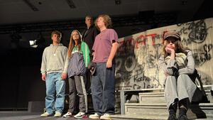 Uczestnicy wydarzenia na scenie podczas prób.