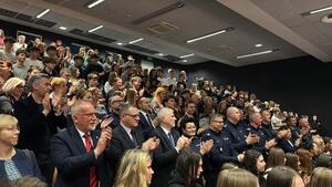 Zaproszeni goście biją brawo na stojąco.